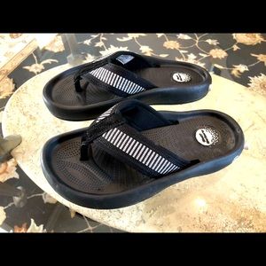 Golf Gators Women’s 8, B/W Spacklers Flip Flops